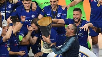 Pelatih Chelsea asal Italia Maurizio Sarri (kanan) dan para pemainnya merayakan keberhasilan menjadi juara Liga Europa di Stadion Olimpiade Baku, Azerbaijan, Kamis (30/5) dini hari WIB. [Yuri KADOBNOV / AFP]