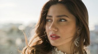 Rokok Jadi Petaka, Karier Artis Berbakat Mahira Khan Langsung Rusak