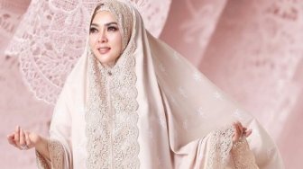 Mirip Syahrini, Penjual Rujak di Sumenep Bikin Netizen Terpesona