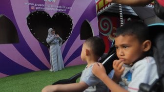 Sejumlah warga mengunjungi arena spot unik Jakarta Fair 2019 di JIExpo Kemayoran, Jakarta, Jumat (31/5). [Suara.com/Muhaimin A Untung]