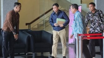 Menteri Energi dan Sumber Daya Mineral Ignasius Jonan meninggalkan kantor KPK seusai diperiksa di Jakarta, Jumat (31/5). [Suara.com/Muhaimin A Untung]
