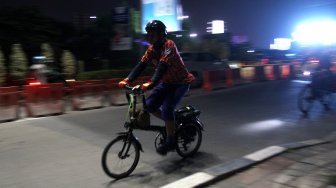 Pemudik sepeda melintas di jalan Mayor Madmuin Hasibuan, Kota Bekasi, Jawa Barat, Kamis (30/5). [Suara.com/Arief Hermawan P]