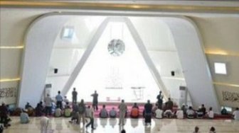 Disaksikan Ibu, Ridwan Kamil Mantap Bungkam Haters soal Masjid Illuminati