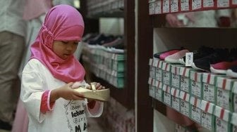 Diajak Beli Baju Lebaran di Mal, Anak Yatim: Uangnya Cukup Beli Sendal Ini?