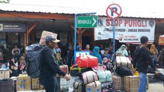 Tiket Pesawat Mahal, Pemudik Banyak Beralih Naik Bus di Terminal Kalideres