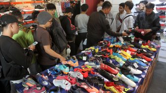 Pengunjung memilih sepatu di gerai sepatu Topscore di Kawasan Kelapa Dua, Depok, Jawa Barat, Jumat (31/5). [Suara.com/Arief Hermawan P]