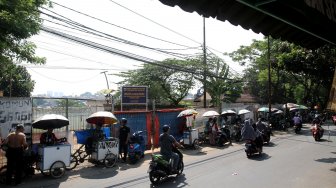 Sejumlah penjahit pakaian melayani pelanggan di kawasan Pasar Lenteng Agung, Jakarta Selatan, Jumat (31/5). [Suara.com/Arief Hermawan P]