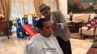 Jokowi yang Cukur Rambut Ferdinand Hutahaean yang Sewot