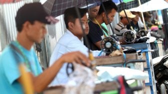 Sejumlah penjahit pakaian melayani pelanggan di kawasan Pasar Lenteng Agung, Jakarta Selatan, Jumat (31/5). [Suara.com/Arief Hermawan P]