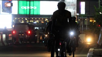Pemudik sepeda melintas di jalan Mayor Madmuin Hasibuan, Kota Bekasi, Jawa Barat, Kamis (30/5). [Suara.com/Arief Hermawan P]