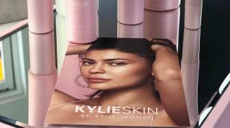 Ulasan Skincare Kylie Jenner Panen Nyinyiran, Kenapa lagi?