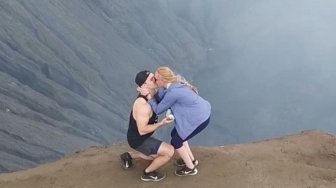 So Sweet! Turis Ini Melamar Pacarnya di Puncak Gunung Bromo 