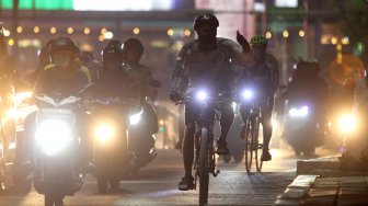 Pemudik sepeda melintas di jalan Mayor Madmuin Hasibuan, Kota Bekasi, Jawa Barat, Kamis (30/5). [Suara.com/Arief Hermawan P]