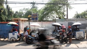 Sejumlah penjahit pakaian melayani pelanggan di kawasan Pasar Lenteng Agung, Jakarta Selatan, Jumat (31/5). [Suara.com/Arief Hermawan P]