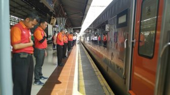 Unik, Pemudik Diberi Hormat oleh Awak KAI di Stasiun Senen