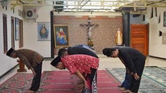 Viral Foto Seorang Pria Muslim Salat di Sebuah Gereja, Ini Kisahnya