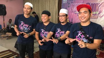 Fans Rela Hujan-hujanan Demi Nonton Band Wali di Bundaran HI