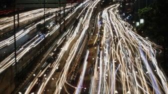 Ribuan kendaraan melintas di ruas Tol Dalam Kota yang mengarah ke Tol Cikampek di Jalan Gatot Subroto, Jakarta, Jumat (31/5). [Suara.com/Muhaimin A Untung]