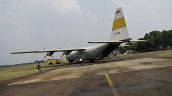 Personel TNI AU mempersiapkan Hercules C-130 di Bandara Halim Perdana Kusuma, Jakarta, Sabtu (1/6). [ANTARA FOTO/Galih Pradipta]