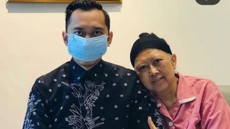 Ani Yudhoyono didampingi anak keduanya Edhie Baskoro Yudhoyono di Rumah Sakit  National University Hospital, Singapura. [Instagram @aniyudhoyono]