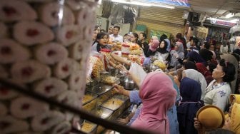 Toko Kue Kering Lebaran di Pasar Jatinegara Diserbu Emak-emak