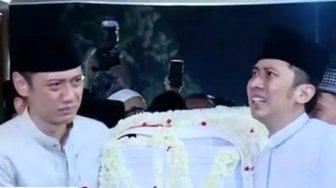 Tangisan AHY dan Ibas saat Bawa Jenazah Ani Yudhoyono Memasuki Rumah Duka