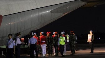 Prosesi penghormatan Jenazah Ani Yudhoyono saat tiba di Landasan Udara Halim Perdanakusuma, Jakarta, Sabtu (1/6).  [Suara.com/Arief Hermawan P]