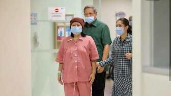 Ani Yudhoyono didampingi suaminya Susilo Bambang Yudhoyono di Rumah Sakit  National University Hospital, Singapura. [Instagram @aniyudhoyono]