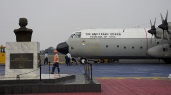 Personel TNI AU mempersiapkan Hercules C-130 di Bandara Halim Perdana Kusuma, Jakarta, Sabtu (1/6). [ANTARA FOTO/Galih Pradipta]