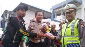 Komunitas Pengemudi Ojol Bagikan Takjil Kepada Petugas di Jalur Mudik