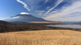 Penampakan Gunung Fuji dari Danau Yamanaka ( Wikimedia Commons Alpsdake)