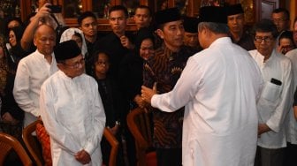 Presiden Joko Widodo (tengan) berbincang dengan Presiden ke-6 RI Susilo Bambang Yudhoyono (kanan) disaksikan Presiden ke-3 RI BJ Habibie (kiri) saat melayat almarhumah Ani Yudhoyono di Cikeas, Bogor, Jawa Barat, Sabtu (1/6). [ANTARA FOTO/Akbar Nugroho Gumay]