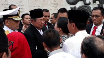 Tagar #SelamatJalanIbuAniYudhoyono Iringi Air Mata SBY