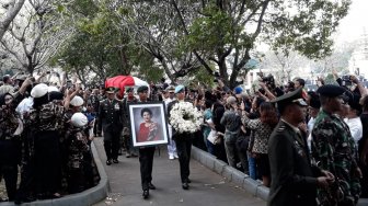 Iringan Lagu Gugur Bunga, Keluarga Tabur Bunga ke Liang Lahat Ani Yudhoyono