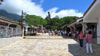 Patung Tian Tan Buddha di Ngong Ping Village (Wikimedia Commons Wing 1990hk)