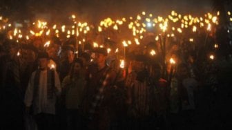 Keasyikan Takbiran di Atap Bus, Orang-Orang Ini Malah Tersangkut