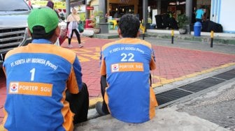 Cerita Porter Stasiun Surabaya Gubeng Menanti Rezeki di Musim Mudik