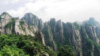 Menyibak Pesona Magis Gunung Huangshan di China