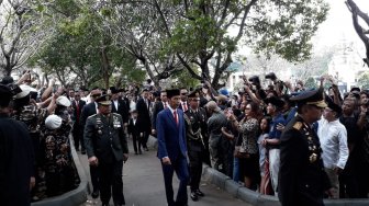 Jokowi Letakkan Karangan Bunga Pertama di Makam Bu Ani, SBY Kedua