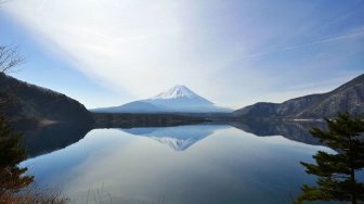 Penampakan Gunung Fuji dari Danau Motosu ( Wikimedia Commons Captain76)