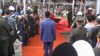 Presiden Joko Widodo saat jadi irup di upacara pemakaman jenazah Ibu Negara periode 2004-2014 Ani Yudhoyono di Taman Makam Pahlawan Nasional Utama (TMP) Kalibata, Jakarta, Minggu (2/6). [Suara.com/Muhaimin A Untung]