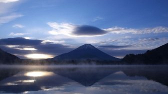 Penampakan Gunung Fuji dari Danau Shoji ( Wikimedia Commons Hogeasdf)