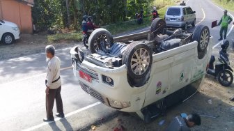Detik-detik Ambulans Bawa Jenazah Terguling di Simpang Empat Bandara SMB Palembang