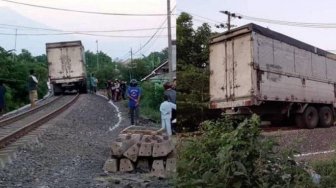 Heboh Truk Nangkring di Perlintasan Rel Kerata Api, Ini Kronologinya