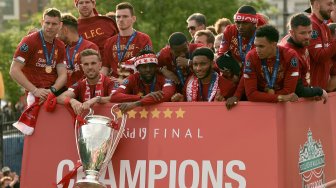 Para pemain Liverpool disambut ribuan penggemarnya saat parade juara Liga Champions dengan Bus terbuka di Liverpool, Inggris, Minggu (2/6). [Oli SCARFF / AFP]