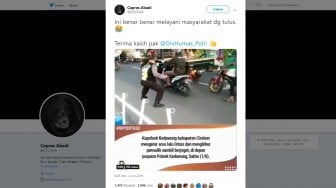 Iringan Lagu BlackPink Bikin Kapolsek Ini Asyik Mengatur Lalu Lintas