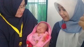 Warga Majenang Geger, Bayi Perempuan Lucu Dibuang di Belakang Musala