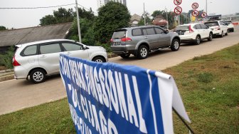 Suasana pengoperasian gerbang tol Kukusan 1, Depok, Jawa Barat, Senin (3/6). [Suara.com/Arief Hermawan P]
