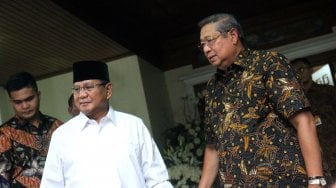 Calon presiden nomor urut 02 Prabowo Subianto tiba di kediaman Presiden keenam RI Susilo Bambang Yudhoyono (SBY), Puri Cikeas, Bogor, Jawa Barat, Senin (3/6). [Suara.com/Arief Hermawan P]