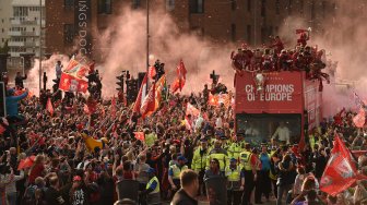 Para pemain Liverpool disambut ribuan penggemarnya saat parade juara Liga Champions dengan Bus terbuka di Liverpool, Inggris, Minggu (2/6). [Oli SCARFF / AFP]